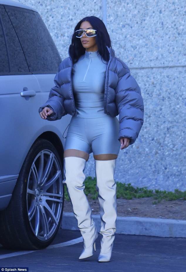 Loạt trang phục bó sát khiến Kim Kardashian như quả bóng căng phồng - ảnh 3