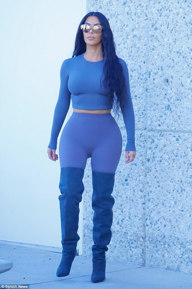 Loạt trang phục bó sát khiến Kim Kardashian như quả bóng căng phồng - ảnh 6