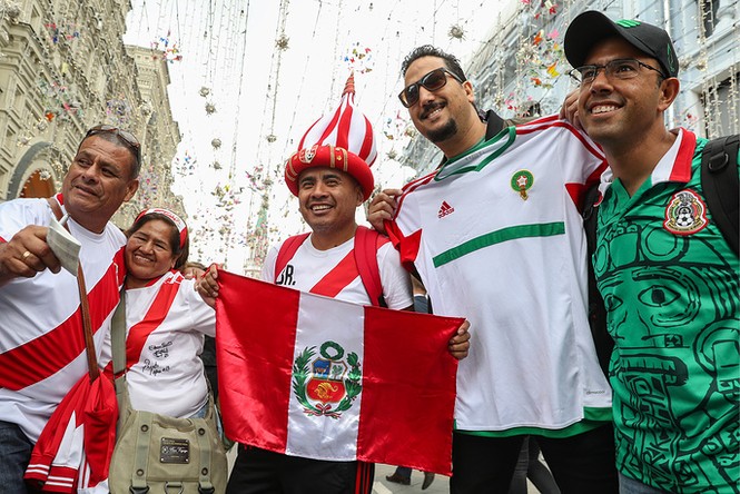 Cổ động viên hừng hực cháy bỏng trước giờ khai mạc World Cup 2018 - ảnh 11
