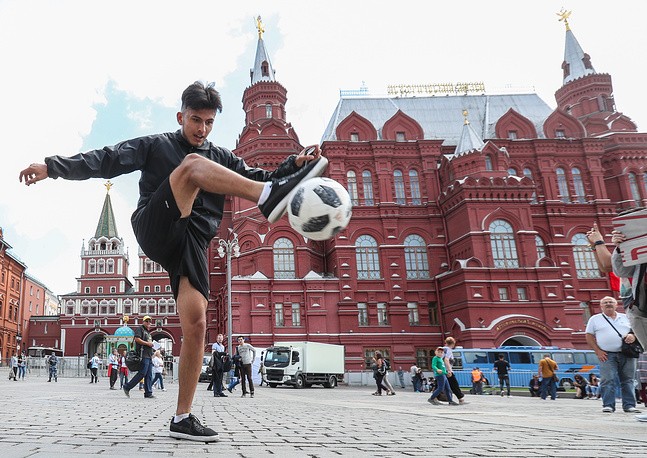 Cổ động viên hừng hực cháy bỏng trước giờ khai mạc World Cup 2018 - ảnh 3