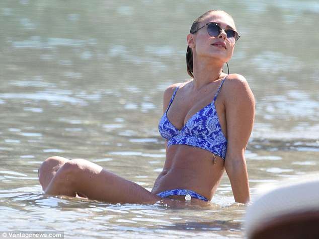 Mỹ nhân bikini Kimberley Garner quyến rũ hút hồn ở Hy Lạp - ảnh 9