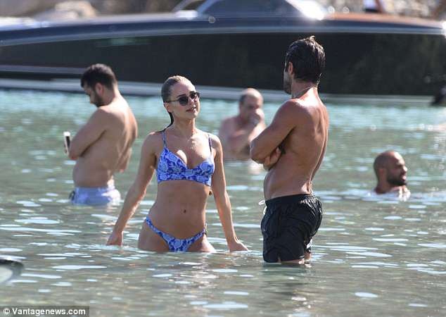 Mỹ nhân bikini Kimberley Garner quyến rũ hút hồn ở Hy Lạp - ảnh 10