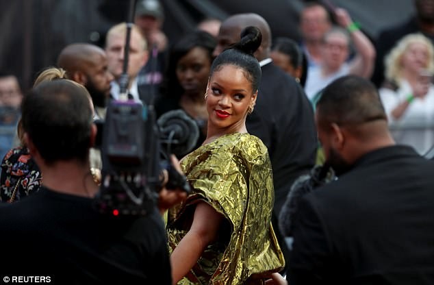 Rihanna bối rối vì váy lệch vai hở bạo ‘vòng 1’ - ảnh 9