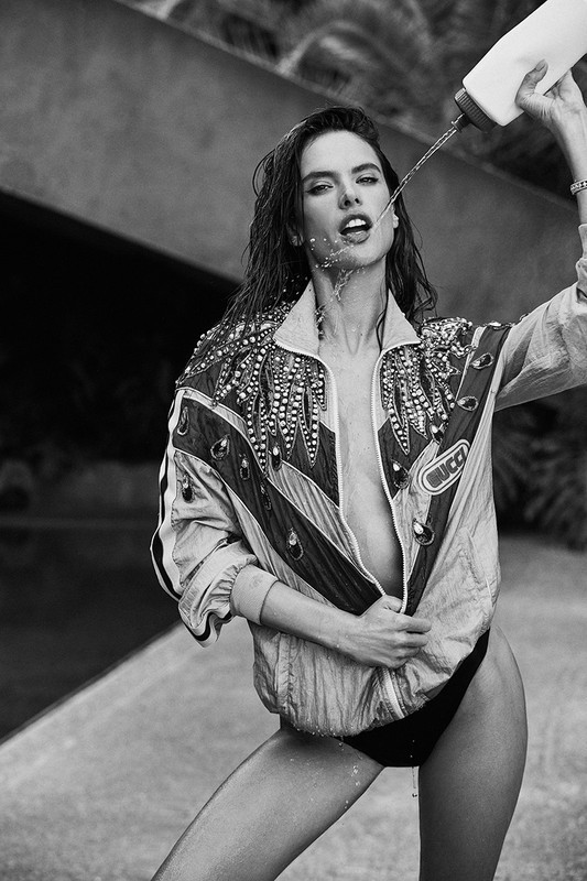 Alessandra Ambrosio mặc táo bạo cổ vũ World Cup 2018 - ảnh 3