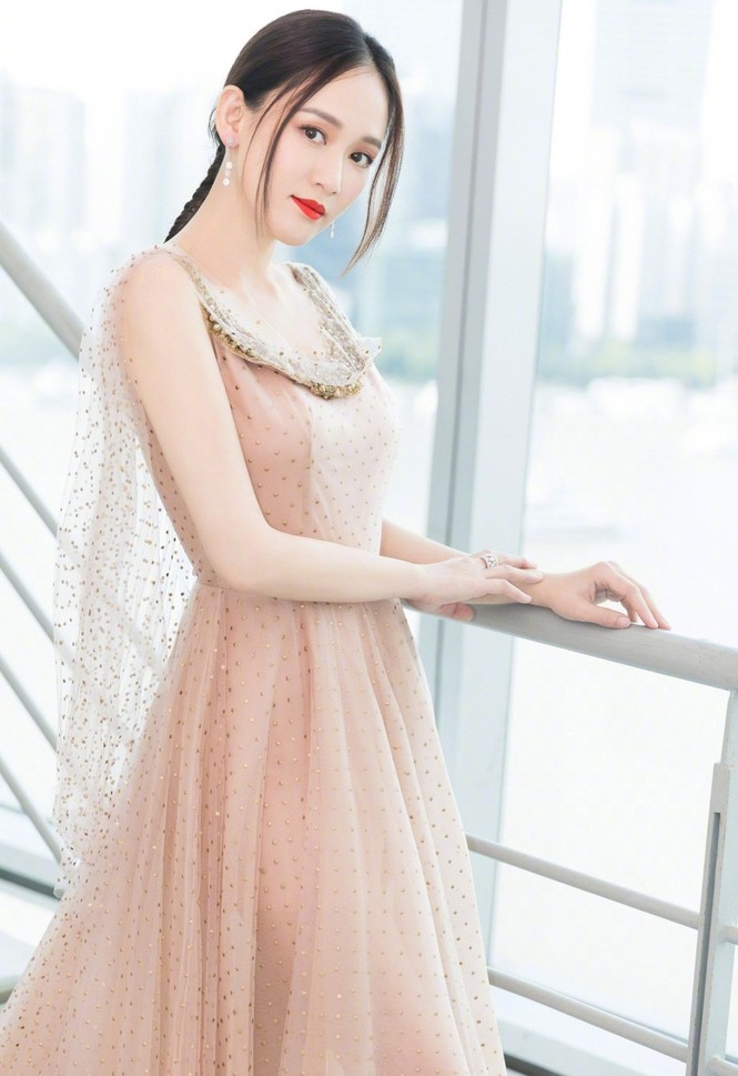 Ngỡ ngàng nét trẻ trung mong manh của ‘Đông Phương Bất Bại’ U40 - ảnh 1