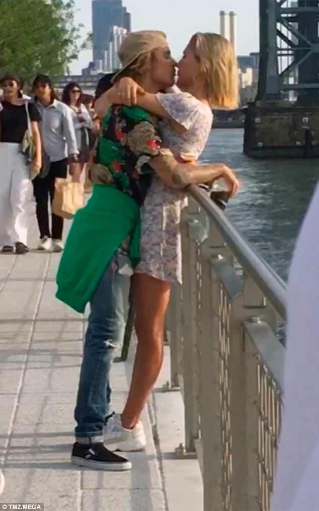 Justin Bieber đắm đuối hôn tình cũ Hailey Baldwin ở New York - ảnh 1