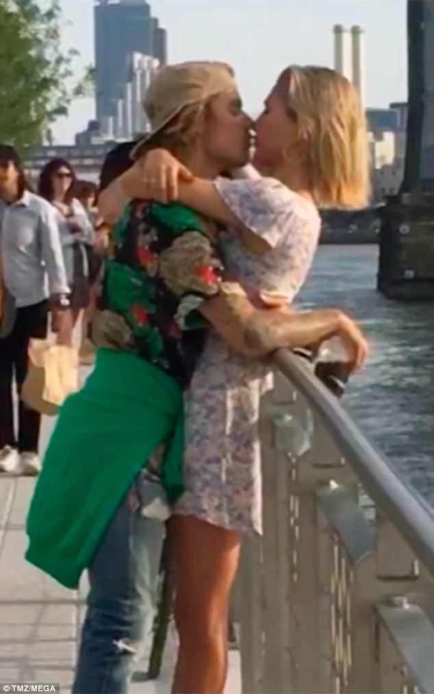 Justin Bieber đắm đuối hôn tình cũ Hailey Baldwin ở New York - ảnh 2