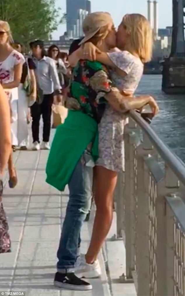 Justin Bieber đắm đuối hôn tình cũ Hailey Baldwin ở New York - ảnh 3