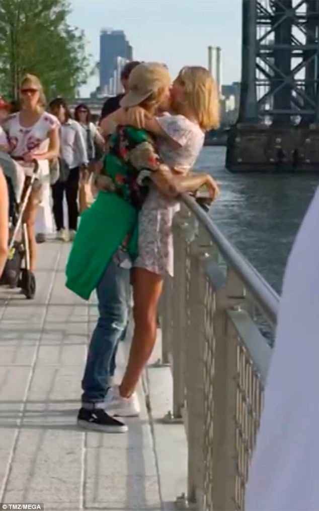 Justin Bieber đắm đuối hôn tình cũ Hailey Baldwin ở New York - ảnh 4