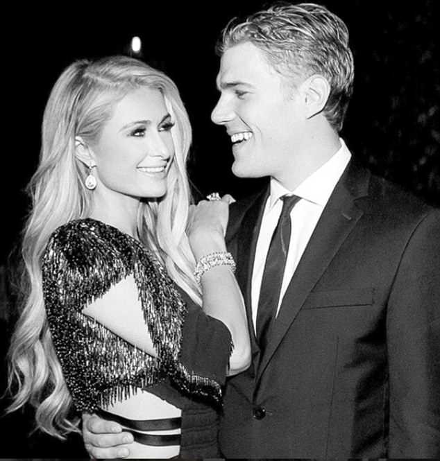 Paris Hilton thần thái sang chảnh, diện váy xẻ bế cún cưng - ảnh 10