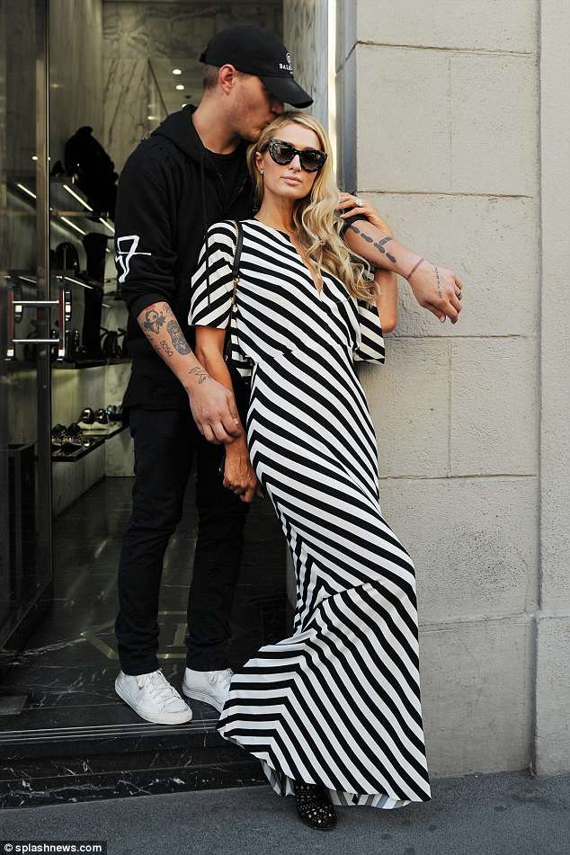 Paris Hilton thần thái sang chảnh, diện váy xẻ bế cún cưng - ảnh 11