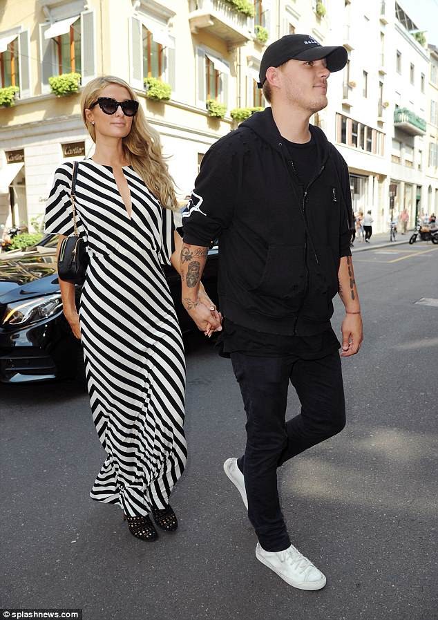 Paris Hilton thần thái sang chảnh, diện váy xẻ bế cún cưng - ảnh 12