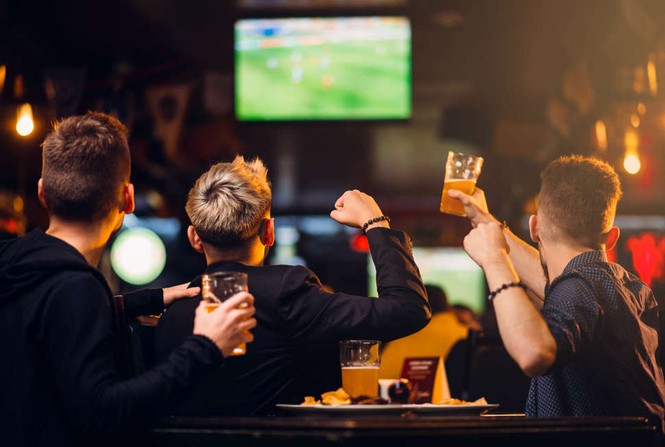 Làm sao giữ sức khỏe khi thức đêm xem World Cup dài ngày? - ảnh 2