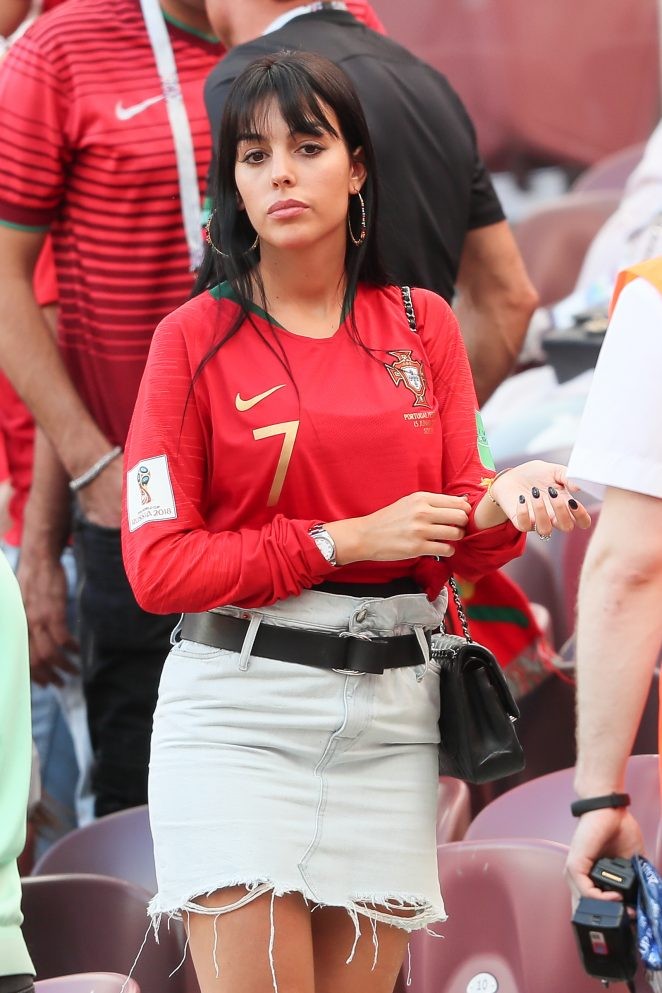 Đeo nhẫn nghi đính hôn, bạn gái Ronaldo nổi bật trên khán đài - ảnh 3