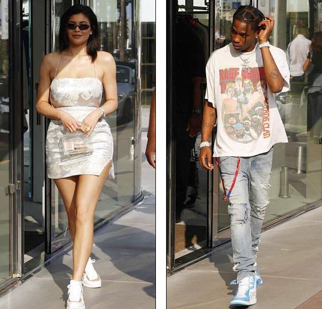 Em út Kim Kardashian gợi cảm sau sinh với váy như... tạp dề - ảnh 1