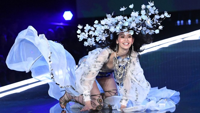 Siêu mẫu ngã sấp ở show Victoria’s Secret dáng miễn chê, eo nhỏ xíu - ảnh 14