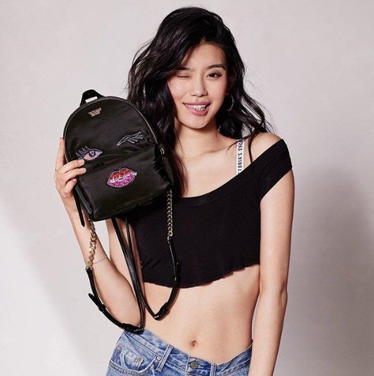 Siêu mẫu ngã sấp ở show Victoria’s Secret dáng miễn chê, eo nhỏ xíu - ảnh 13