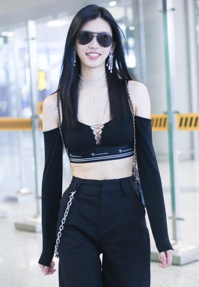 Siêu mẫu ngã sấp ở show Victoria’s Secret dáng miễn chê, eo nhỏ xíu - ảnh 1