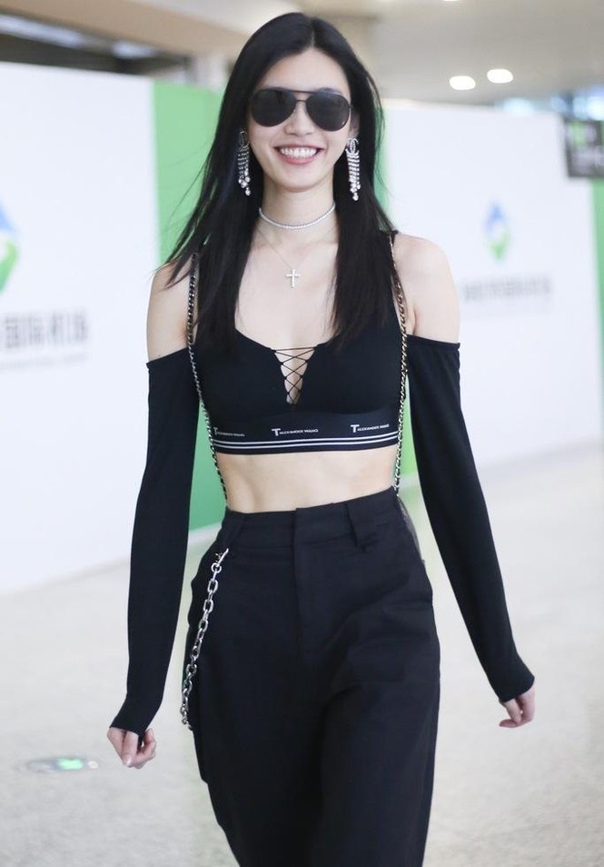 Siêu mẫu ngã sấp ở show Victoria’s Secret dáng miễn chê, eo nhỏ xíu - ảnh 2