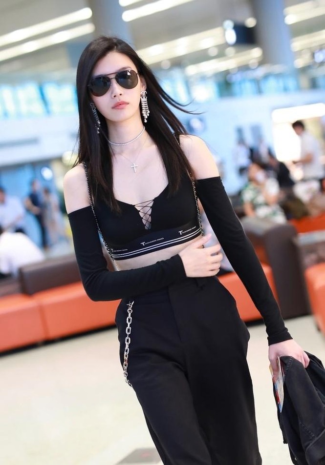 Siêu mẫu ngã sấp ở show Victoria’s Secret dáng miễn chê, eo nhỏ xíu - ảnh 5