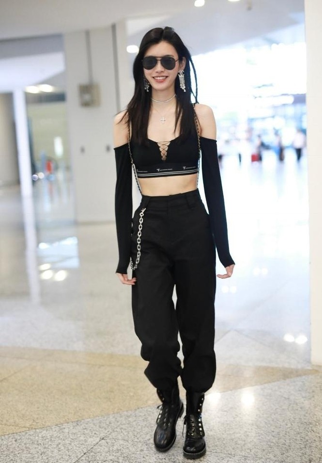 Siêu mẫu ngã sấp ở show Victoria’s Secret dáng miễn chê, eo nhỏ xíu - ảnh 6