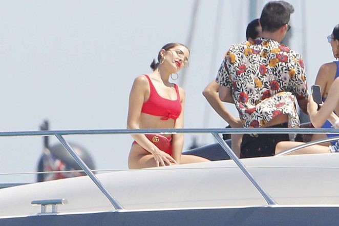 Hoa hậu Hoàn vũ 2012 Olivia Culpo mải mê tạo dáng với bikini đỏ rực - ảnh 7