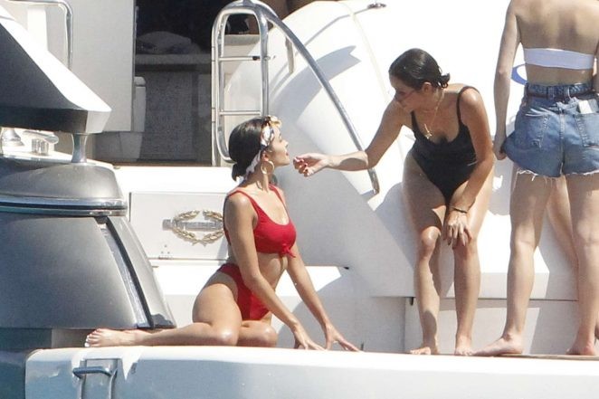 Hoa hậu Hoàn vũ 2012 Olivia Culpo mải mê tạo dáng với bikini đỏ rực - ảnh 11