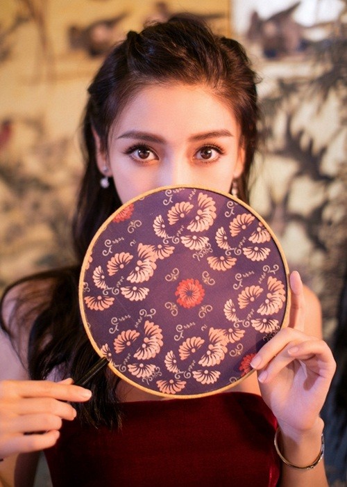 Người đẹp lai Angelababy trẻ xinh như công chúa với váy vai trần - ảnh 13