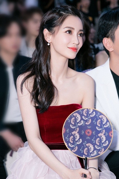 Người đẹp lai Angelababy trẻ xinh như công chúa với váy vai trần - ảnh 14