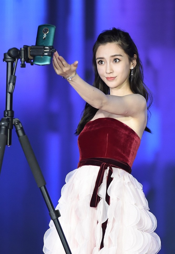 Người đẹp lai Angelababy trẻ xinh như công chúa với váy vai trần - ảnh 1