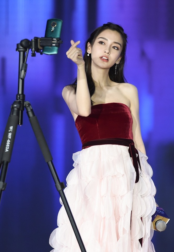 Người đẹp lai Angelababy trẻ xinh như công chúa với váy vai trần - ảnh 2