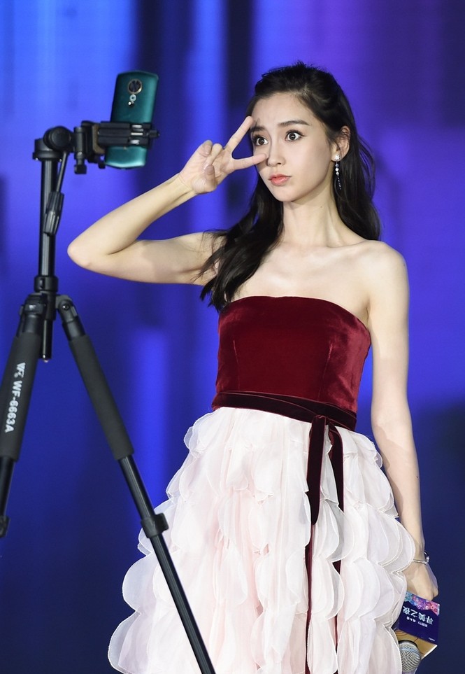 Người đẹp lai Angelababy trẻ xinh như công chúa với váy vai trần - ảnh 4