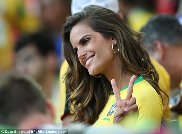 Những thiên thần nội y nào đang có mặt trên khán đài cổ vũ Brazil? - ảnh 9