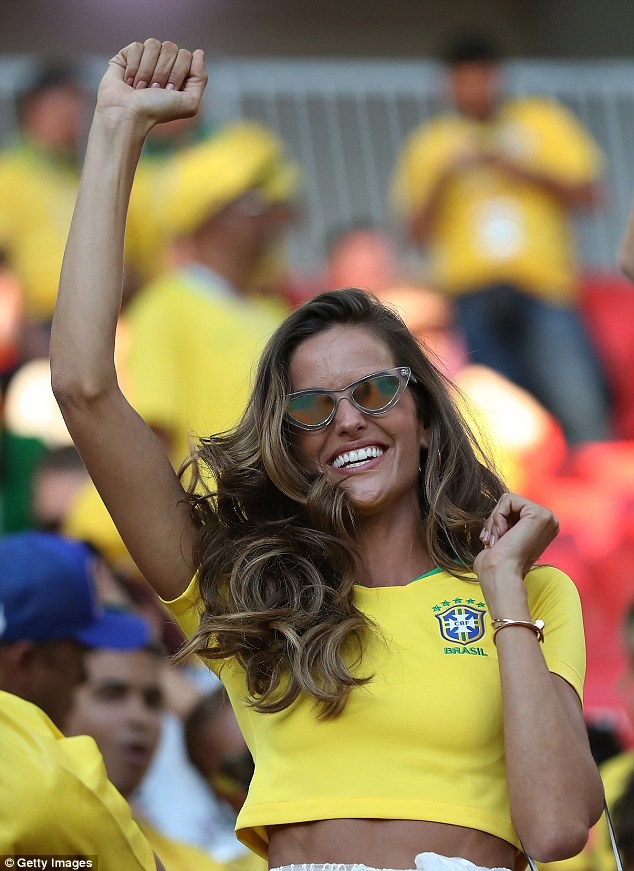 Những thiên thần nội y nào đang có mặt trên khán đài cổ vũ Brazil? - ảnh 10
