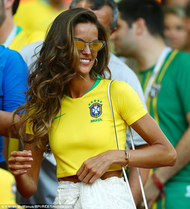 Những thiên thần nội y nào đang có mặt trên khán đài cổ vũ Brazil? - ảnh 11