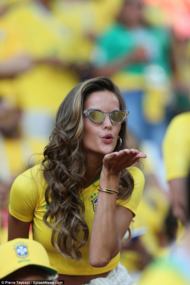 Những thiên thần nội y nào đang có mặt trên khán đài cổ vũ Brazil? - ảnh 13