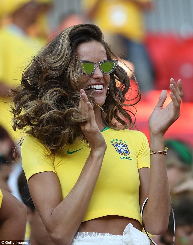 Những thiên thần nội y nào đang có mặt trên khán đài cổ vũ Brazil? - ảnh 15