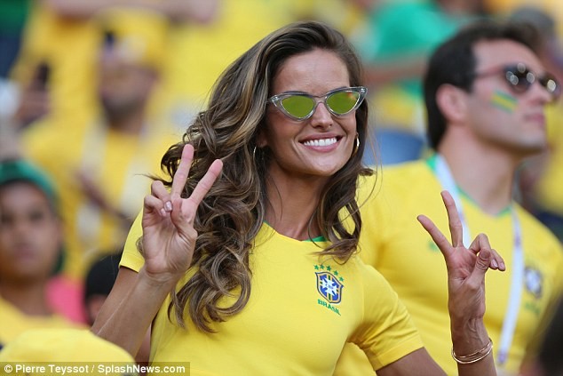 Những thiên thần nội y nào đang có mặt trên khán đài cổ vũ Brazil? - ảnh 16