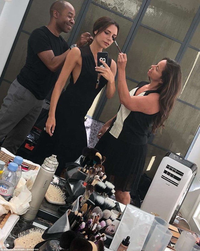 Victoria Beckham diện váy xẻ ngực, cùng con trai dự tiệc - ảnh 7