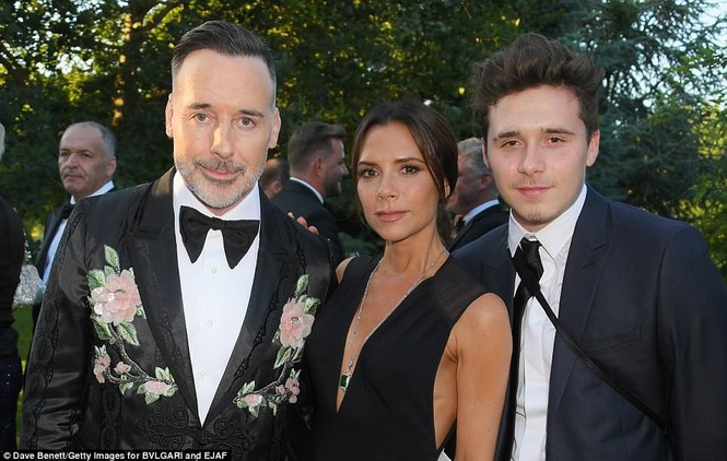Victoria Beckham diện váy xẻ ngực, cùng con trai dự tiệc - ảnh 5