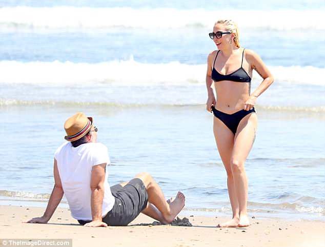 Lady Gaga diện bikini tình tứ ở biển cùng bạn trai hơn 17 tuổi - ảnh 4