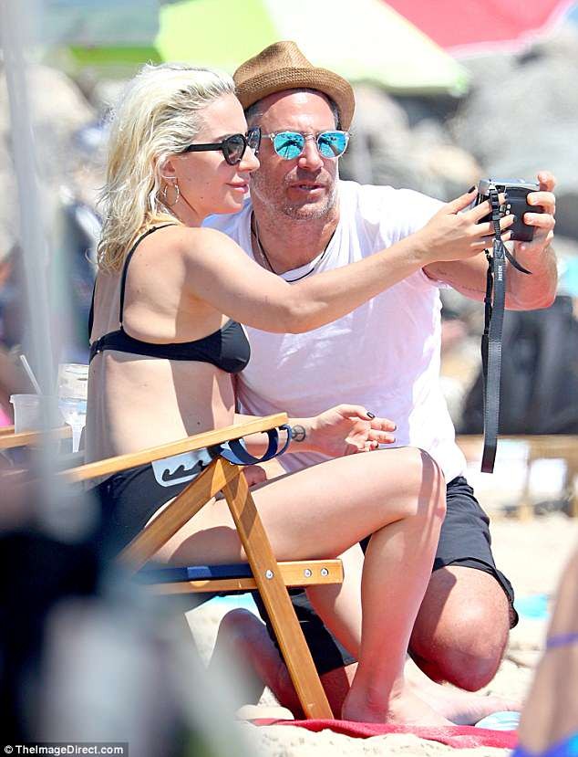 Lady Gaga diện bikini tình tứ ở biển cùng bạn trai hơn 17 tuổi - ảnh 5