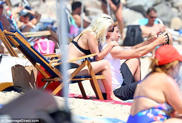 Lady Gaga diện bikini tình tứ ở biển cùng bạn trai hơn 17 tuổi - ảnh 8