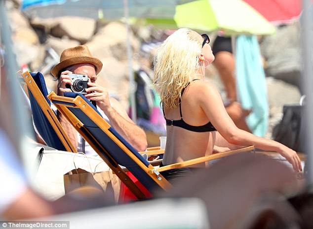Lady Gaga diện bikini tình tứ ở biển cùng bạn trai hơn 17 tuổi - ảnh 9