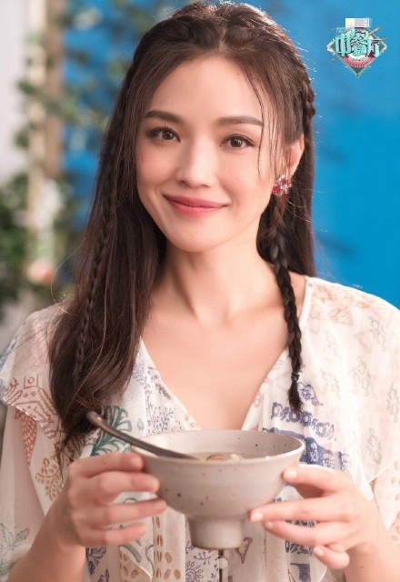 Thư Kỳ ngoại tứ tuần vẫn trẻ trung quyến rũ như đôi mươi - ảnh 2