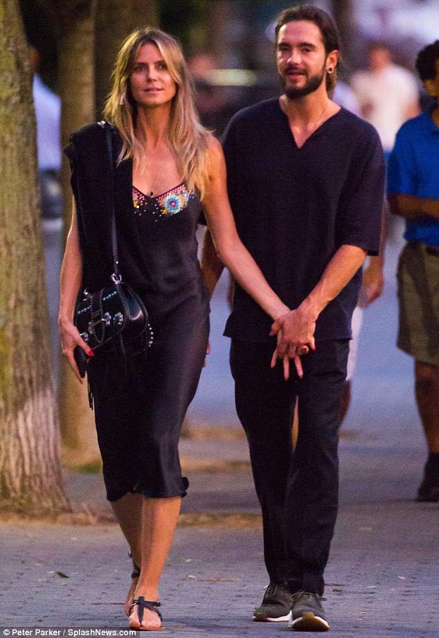 Siêu mẫu Đức Heidi Klum đắm đuối bồ trẻ kém 16 tuổi trên phố - ảnh 1