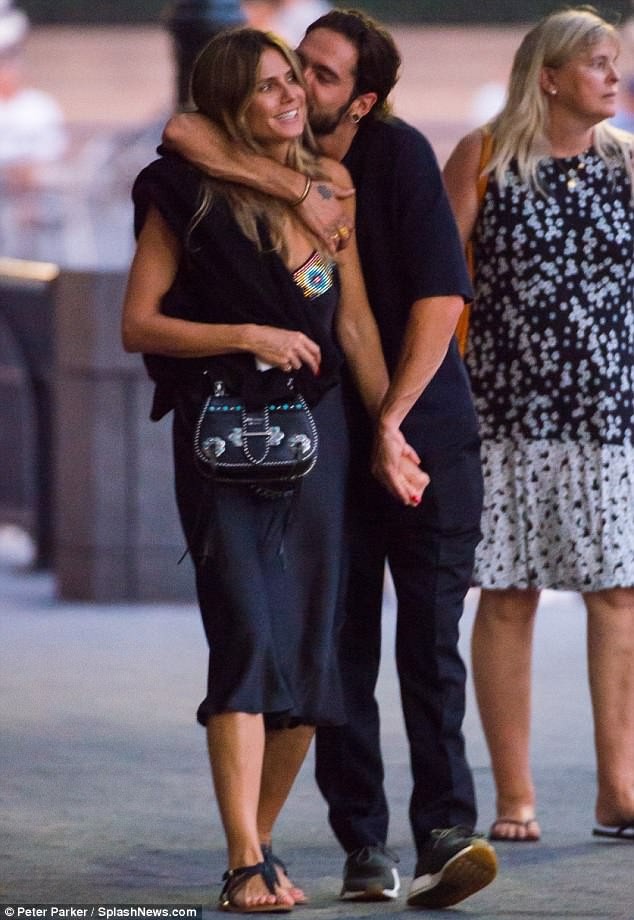 Siêu mẫu Đức Heidi Klum đắm đuối bồ trẻ kém 16 tuổi trên phố - ảnh 3
