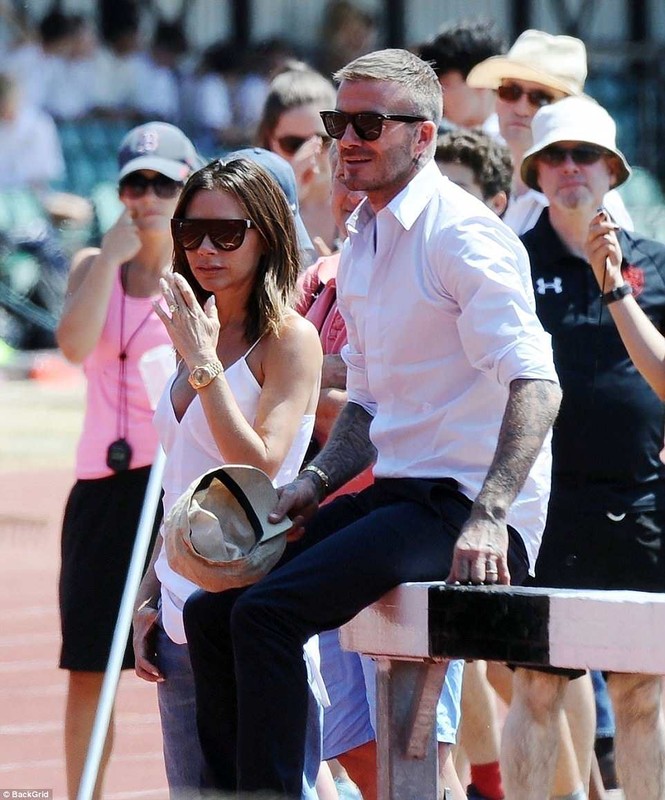 Victoria Beckham vòng tay ôm eo chồng tình tứ, nở nụ cười hiếm hoi - ảnh 1