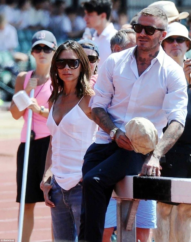 Victoria Beckham vòng tay ôm eo chồng tình tứ, nở nụ cười hiếm hoi - ảnh 2