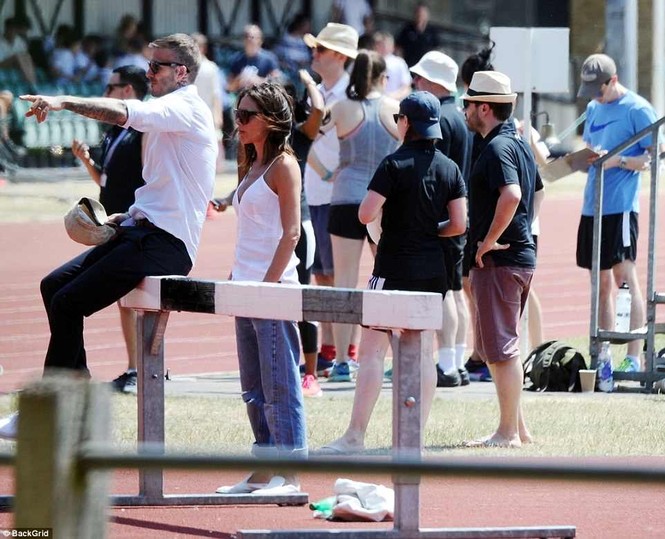 Victoria Beckham vòng tay ôm eo chồng tình tứ, nở nụ cười hiếm hoi - ảnh 7